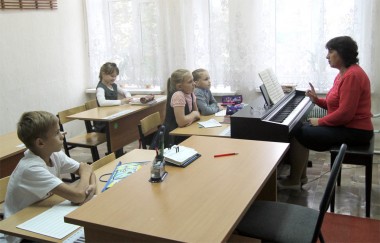 Урок сольфеджио  в 4-м классе ведет преподаватель Марина Геннадьевна Рузанова