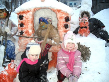 В компании сказочных героев детям не бывает скучно этой зимой. (Фото Т.Чугреевой, с. Рождествено)