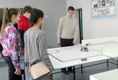 В кружке по робототехнике ученикам Холязинской школы было очень интересно