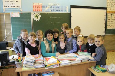 В маленьком дружном коллективе все любят свою учительницу — Наталью Леонтьевну Хорькову