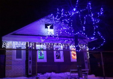 В новогодних огнях дом Щербаковых выглядит волшебно!