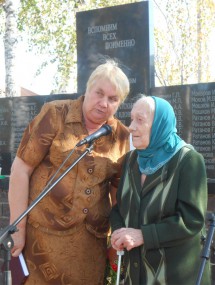 В Вершинине 26 сентября открыли новый памятник погибшим воинам, построенный на народные деньги. У истоков этой инициативы стояла Людмила Александровна Лепешова.