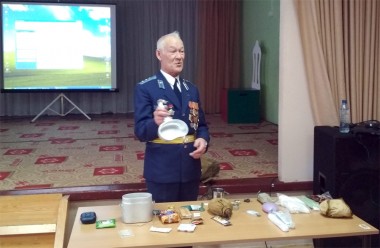 Ветеран боевых действий в Афганистане Д.В. Слушков рассказал о подвигах боевых товарищей, продемонстрировал снаряжение десантника