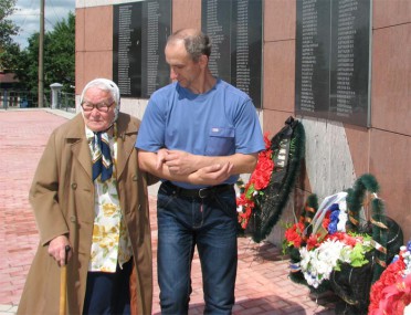 Ветеран ВОВ А.Г. Добродомова с внуком Андреем тоже пришли поклониться памяти своих односельчан