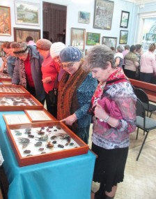 Ветераны с большим интересом рассматривали коллекцию бабочек