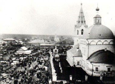 Вид на Базарную площадь, в центре которой Ильинская церковь