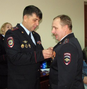 Виктор Иванов награждает медалью МВД за отличную службу  старшего участкового уполномоченного Александра Холодова