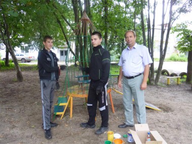 Виктор Веренцов и Дмитрий Балабанов трудятся на благоустроительных работах в посёлке. Они красят оборудование детских площадок в 5-м и 6-м микрорайонах, пос. Меховщиков, центральном парке и микрорайоне СХТ.