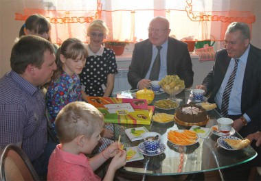 Во время своего визита в наш район В.П. Шанцев зашел на чаепитие в семью Седовых