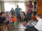 Волонтер Екатерина Замятина (справа) счастлива, что их подарки доставляют невероятную радость детишкам из многодетных семей