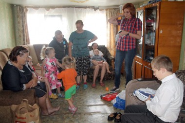 Волонтер Екатерина Замятина (справа) счастлива, что их подарки доставляют невероятную радость детишкам из многодетных семей