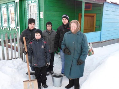 Волонтеры Кишкинской средней школы 5 февраля посетили 6 ветеранов. Бухаловой Александре Степановне они почистили от снега дорожки к дому и принесли воды из колонки