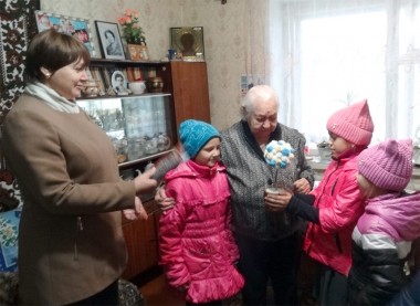 Воспитанники ЦСПСД вручают подарки учителю-ветерану А.А. Гугиной