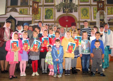 Воспитанники воскресной школы вместе с отцом Димитрием и преподавателями