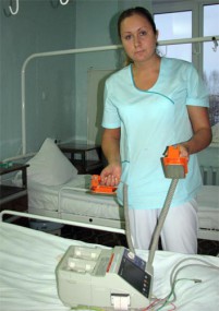 Врач анестезиолог-реаниматолог Елизавета Александровна Замыслова показывает новый импортный дефибриллятор, предназначенный для восстановления ритма сердца во время реанимации.