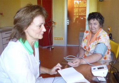 Врач-эндокринолог  Лариса Павловна Карзанова осматривает пациента  из нашего района