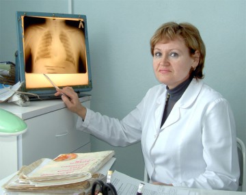 Врач-фтизиатр В.А. Шишкова смотрит лёгкие на рентгеновском снимке с помощью  прибора «Негатоскоп»: «Патологий нет». К сожалению, так бывает не всегда.