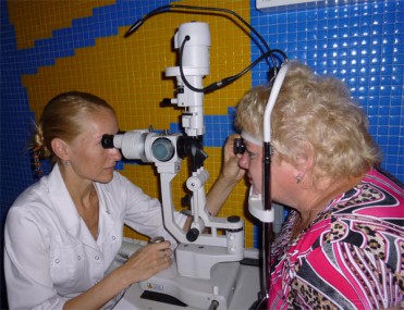 Врач-офтальмолог Нина Александровна Малышева проверяет остроту зрения с помощью щелевой лампы