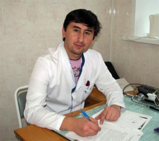 Врач-терапевт А.Н. Шарипов в своем кабинете ведет прием пациентов