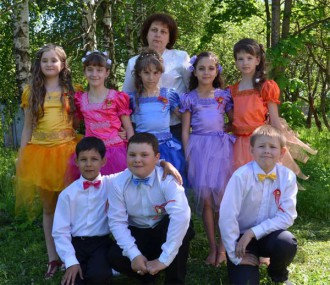 Выпускники 4 класса Холязинской школы со своей первой учительницей Натальей Николаевной Тошновой. Фото на память.
