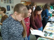Юные большемурашкинские журналисты знакомятся с выставкой школьных изданий