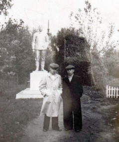 Юрий и Борис Кисловы возле памятника И.В. Сталину