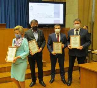 Замглавы администрации района Д.А. Макаров (справа) получил заслуженную награду