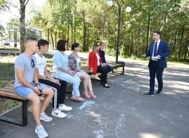 Заседание молодежной палаты с представителем Молодежного парламента области Владимиром Москаленко прошло в парке Победы