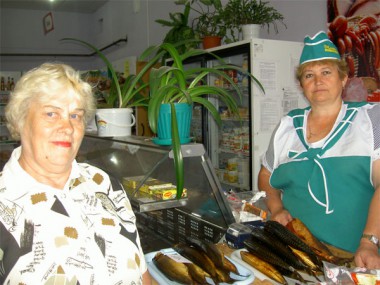 Заведующая магазином Наталья Алексеевна Дарявина, как всегда, с приветливой улыбкой, вежливо старается обслужить  покупателей.