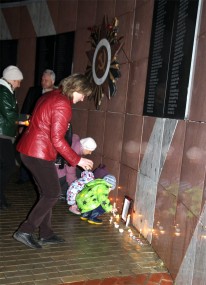 Зажжённые свечи к мемориалу ставили и дети, и взрослые