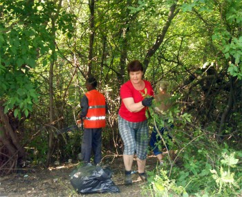 Жители 6-го микрорайона очищают берега  пруда Пленный от мусора. Молодцы!