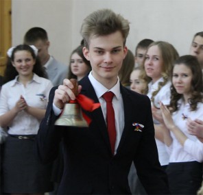 Звон колокольчика в руках Сергея Судомойкина возвестил о начале нового этапа жизненного пути выпускников