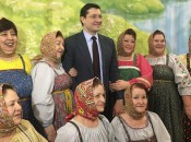 Глеб Никитин с пенсионерами на гала-концерте «Все мы родом из деревни»