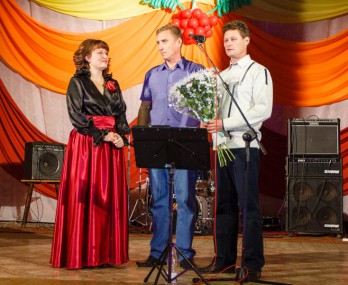 Гульфию Евгейчук поздравляют Сергей Хорьков и Сергей Кочергин