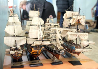 Много разных моделей кораблей различных эпох представлены на выставке в музее