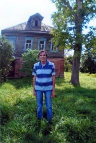 Николай Офитов у родного дома в Ключищах