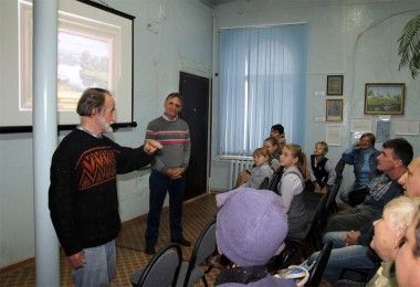 Посетители выставки были увлечены беседой с мстёрскими мастерами А.К. Якимочевым и Г.В. Грачёвым