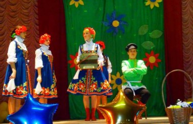 Старшая группа танцевального коллектива «Улыбка» исполняет  «Танец с гармошкой»
