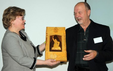 Учитель Княгининской школы Е.С. Матвеев подарил музею панно с образом Аввакума