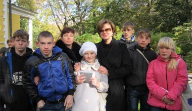 Воспитанники детского дома с тележурналистом Светланой Сорокиной