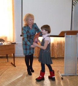 Заведующая отделом культуры И.А.Рыжова вручает диплом участнице детского конкурса «Наследие Аввакума»