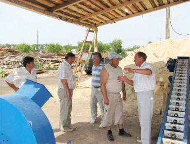 Комплекс для переработки  древесины в топливные гранулы,  установленный предпринимателем  Игорем Кочневым, вызвал живой интерес  у руководства района