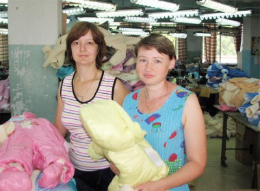 Мастер производства швейной фабрики Наталья Александровна Абдалова (справа) и контролер потока Наталья Евгеньевна Ларионова  работают в тесном сотрудничестве