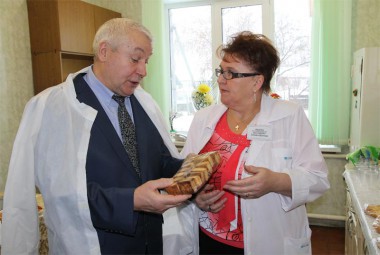 Николай Иванович Пырков оценил новую продукцию хлебозавода