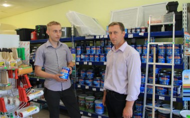 Продавцы-консультанты Александр Пеньков и Виктор Жбанов всегда готовы прийти на помощь покупателям