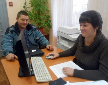 Специалист кадастровой палаты Марина Владимировна Балабанова работает с заявителем