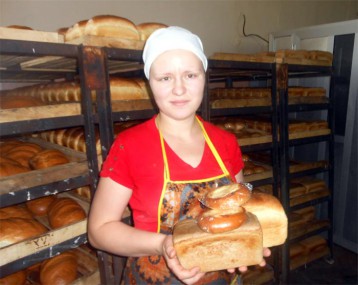 Светлана Смирнова работает на хлебозаводе всего второй год, но уже успела стать мастером  по выпечке хлеба. «Покупайте мурашкинский хлеб — самый ароматный и вкусный!» —  говорит мастер-хлебопек.
