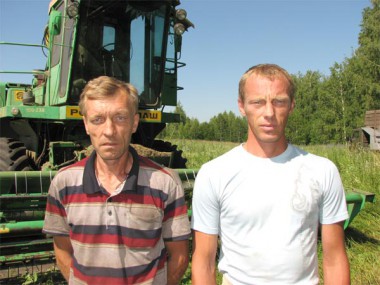 Участники кормозаготовки —  механизатор Е.А. Пиголин и водитель И.А. Ланов