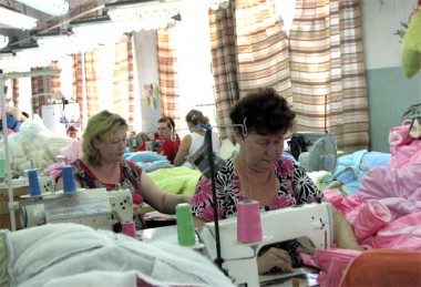 В пошивочном цехе швейной фабрики все рабочие места аттестованы по условиям безопасности труда