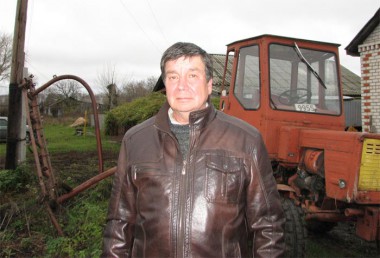 Владимир Николаевич Степнов из Шахманова уже много лет умело ведёт своё личное подсобное хозяйство. Для животных, что у него содержатся, корма фермер заготавливает  со своих сельхозугодий.